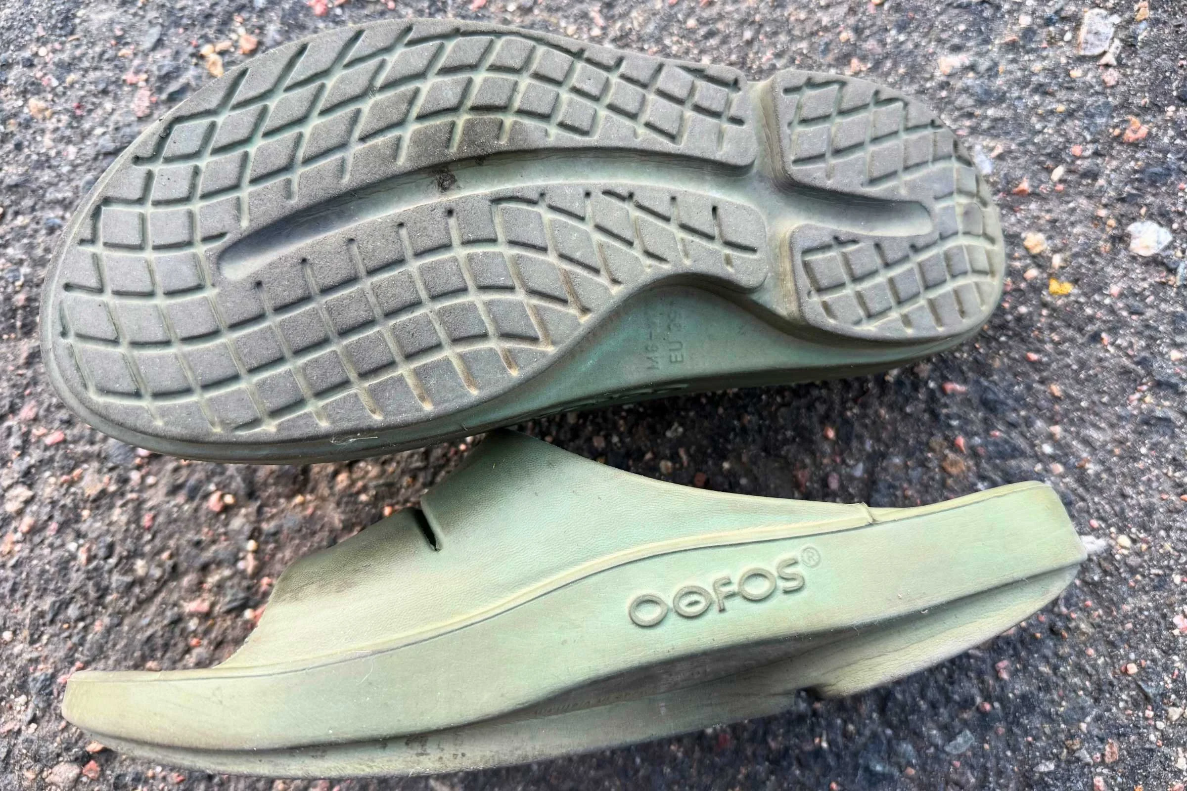 The textured outsole tread pattern of an OOFOS OOahh slide.
