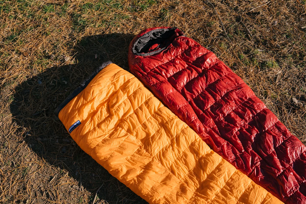 A side-by-side view comparing the design of a traditional sleeping bag and a backpacking quilt.