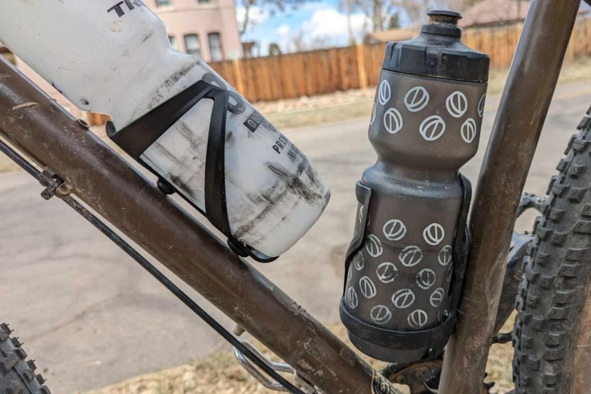 Demonstration of pulling a water bottle out of a side-loading cage on a mountain bike.