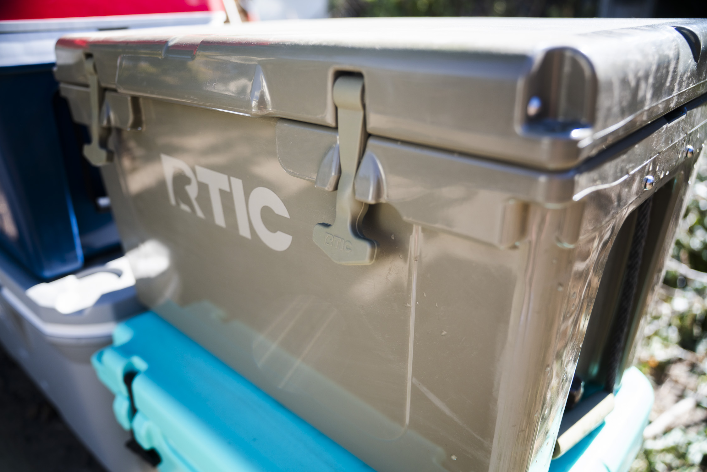 Close up detail of the thick, rounded edge of an RTIC 45 rotomolded cooler.