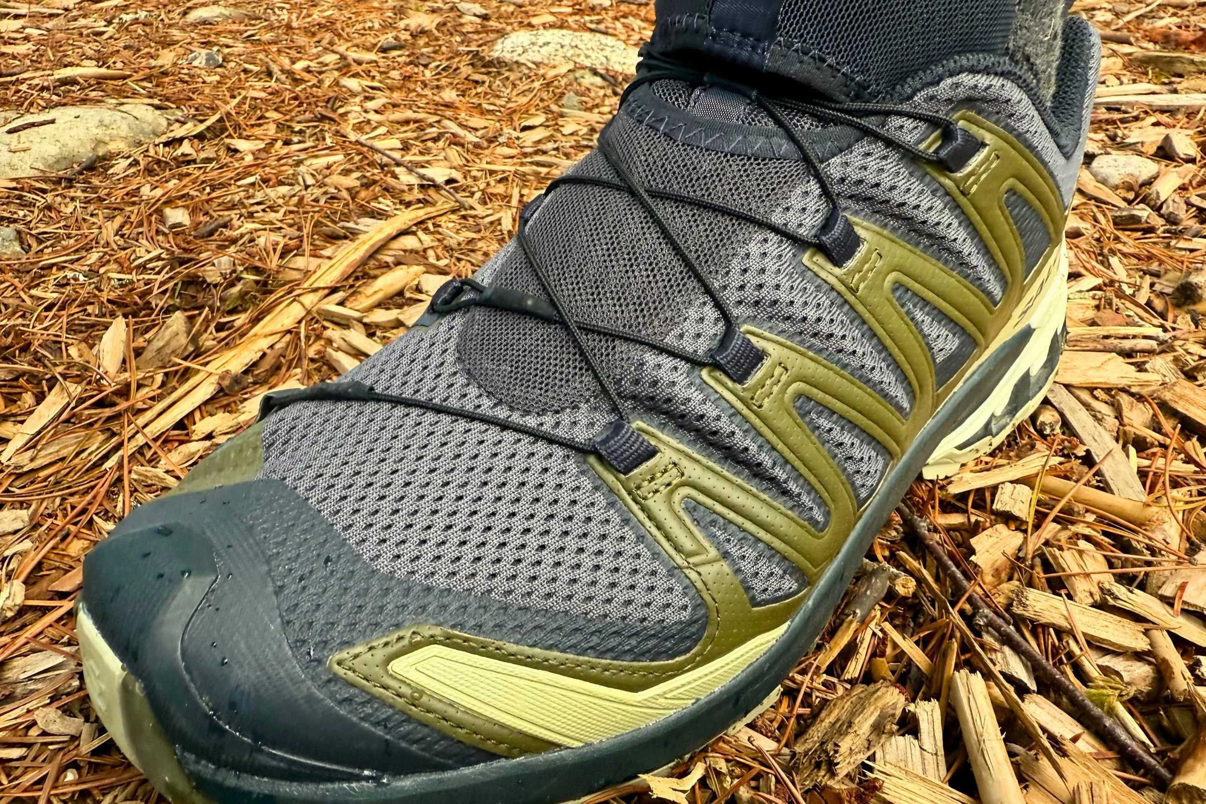 Top down view of the Salomon Quicklace system and upper mesh.